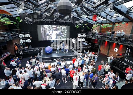 Fans im 4theFans Greenwich Fan Park in London sehen sich das Spiel der UEFA Euro 2024 Gruppe C zwischen Serbien und England an. Bilddatum: Sonntag, 16. Juni 2024. Stockfoto