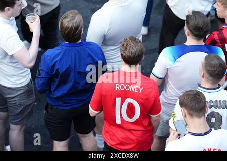 Fans im 4theFans Greenwich Fan Park in London sehen sich das Spiel der UEFA Euro 2024 Gruppe C zwischen Serbien und England an. Bilddatum: Sonntag, 16. Juni 2024. Stockfoto