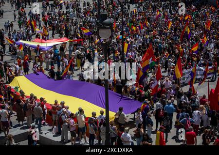 Madrid, Spanien. Juni 2024. Eine Gruppe von Demonstranten hält während der Demonstration republikanische Fahnen. Anlässlich des 10. Jahrestages der Krönung von Felipe VI. Zum König von Spanien haben Tausende republikanischer und antimonarchischer Menschen im Zentrum von Madrid demonstriert. Verschiedene Fraktionen haben einen republikanischen marsch unter dem Motto "keine Monarchie, ja Demokratie" gefordert. Quelle: SOPA Images Limited/Alamy Live News Stockfoto