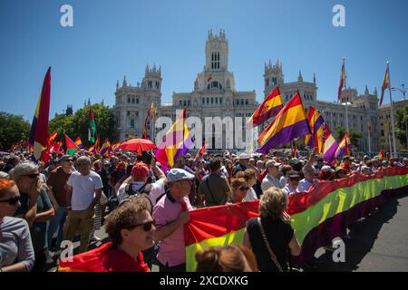 Madrid, Spanien. Juni 2024. Eine Gruppe von Demonstranten hält während der Demonstration republikanische Fahnen. Anlässlich des 10. Jahrestages der Krönung von Felipe VI. Zum König von Spanien haben Tausende republikanischer und antimonarchischer Menschen im Zentrum von Madrid demonstriert. Verschiedene Fraktionen haben einen republikanischen marsch unter dem Motto "keine Monarchie, ja Demokratie" gefordert. Quelle: SOPA Images Limited/Alamy Live News Stockfoto