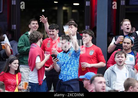 Fans im 4theFans Greenwich Fan Park in London sehen sich das Spiel der UEFA Euro 2024 Gruppe C zwischen Serbien und England an. Bilddatum: Sonntag, 16. Juni 2024. Stockfoto