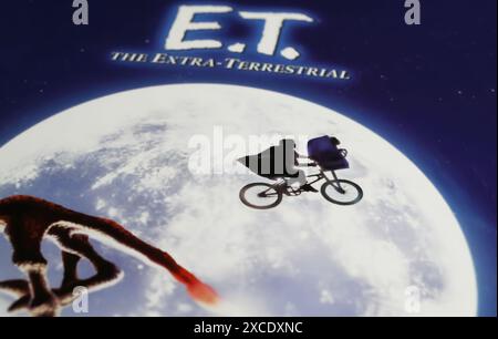 Viersen, Deutschland - 9. Mai. 2024: Filmplakat Detail aus Steven Spielberg Film E. T. der Außerirdische von 1982 Stockfoto