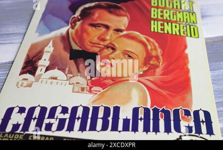 Viersen, Deutschland - 9. Mai. 2024: Kinofilmplakat aus dem Film Casablanca mit Humphrey Bogart und Ingrid Bergmann aus dem Jahr 1943 Stockfoto