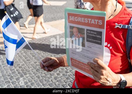 Der Saint-James-Platz in Barcelona war Zeuge einer pro-israelischen Kundgebung, die die Freiheit der von der Hamas entführten Personen forderte und Israel unterstützte. Die von der Polizei stark bewachte Kundgebung wurde mehrmals von pro-palästinensischen Demonstranten unterbrochen. La Plaza de San Jaime de Barcelona ha sido testigo de una centrraci-n proisrael' que ped'a la libertad de los secuestrados por Ham‡s y apoyaba a a Israel. La centrraci-n, fuertemente custodiada por la polic'a, fue interrumpida numerosas veces por manifestantes propalestinos. News Politics -Barcelona, Spanien sonntag, 16. juni 2024 (Foto: Eric Renom/L Stockfoto