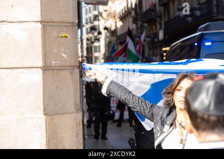 Der Saint-James-Platz in Barcelona war Zeuge einer pro-israelischen Kundgebung, die die Freiheit der von der Hamas entführten Personen forderte und Israel unterstützte. Die von der Polizei stark bewachte Kundgebung wurde mehrmals von pro-palästinensischen Demonstranten unterbrochen. La Plaza de San Jaime de Barcelona ha sido testigo de una centrraci-n proisrael' que ped'a la libertad de los secuestrados por Ham‡s y apoyaba a a Israel. La centrraci-n, fuertemente custodiada por la polic'a, fue interrumpida numerosas veces por manifestantes propalestinos. News Politics -Barcelona, Spanien sonntag, 16. juni 2024 (Foto: Eric Renom/L Stockfoto