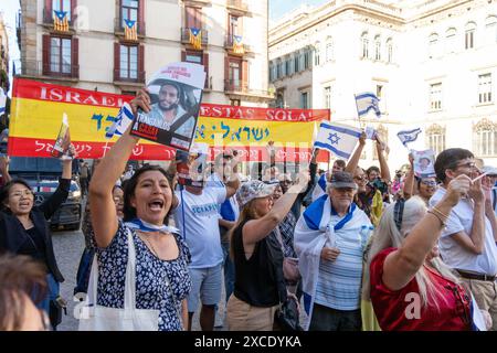 Der Saint-James-Platz in Barcelona war Zeuge einer pro-israelischen Kundgebung, die die Freiheit der von der Hamas entführten Personen forderte und Israel unterstützte. Die von der Polizei stark bewachte Kundgebung wurde mehrmals von pro-palästinensischen Demonstranten unterbrochen. La Plaza de San Jaime de Barcelona ha sido testigo de una centrraci-n proisrael' que ped'a la libertad de los secuestrados por Ham‡s y apoyaba a a Israel. La centrraci-n, fuertemente custodiada por la polic'a, fue interrumpida numerosas veces por manifestantes propalestinos. News Politics -Barcelona, Spanien sonntag, 16. juni 2024 (Foto: Eric Renom/L Stockfoto