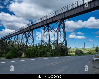 WA25436-00...WASHINGTON - Highway 27 unter dem 975 Fuß hohen Tekoa Trestle. Stockfoto