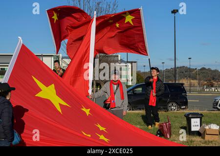 Canberra, Australien. Juni 2024. Chinesische Patrioten, die chinesische Nationalflaggen halten, warten auf die Ankunft des chinesischen Ministerpräsidenten Li Qiang in Canberra. Hunderte chinesische Patrioten begrüßten den chinesischen Ministerpräsidenten Li Qiang während seines Besuchs in Canberra. Li Qiang, der zweithöchste Beamte Chinas, ist der erste chinesische Premierminister, der Australien seit sieben Jahren besucht. Quelle: SOPA Images Limited/Alamy Live News Stockfoto