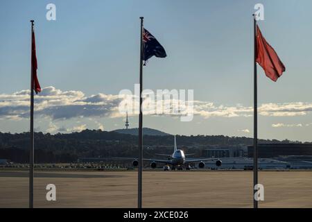 Canberra, Australien. Juni 2024. Das Flugzeug des chinesischen Ministerpräsidenten Li Qiang ist auf einem Militärflughafen in Canberra angekommen. Hunderte chinesische Patrioten begrüßten den chinesischen Ministerpräsidenten Li Qiang während seines Besuchs in Canberra. Li Qiang, der zweithöchste Beamte Chinas, ist der erste chinesische Premierminister, der Australien seit sieben Jahren besucht. Quelle: SOPA Images Limited/Alamy Live News Stockfoto