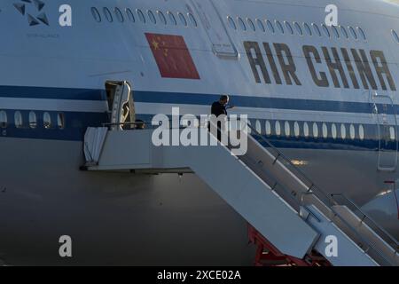 Canberra, Australien. Juni 2024. Der chinesische Premier Li Qiang sah, wie er aus dem Flugzeug runterging. Hunderte chinesische Patrioten begrüßten den chinesischen Ministerpräsidenten Li Qiang während seines Besuchs in Canberra. Li Qiang, der zweithöchste Beamte Chinas, ist der erste chinesische Premierminister, der Australien seit sieben Jahren besucht. Quelle: SOPA Images Limited/Alamy Live News Stockfoto