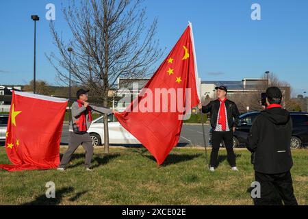 Canberra, Australien. Juni 2024. Chinesische Patrioten, die chinesische Nationalflaggen halten, warten auf die Ankunft des chinesischen Ministerpräsidenten Li Qiang in Canberra. Hunderte chinesische Patrioten begrüßten den chinesischen Ministerpräsidenten Li Qiang während seines Besuchs in Canberra. Li Qiang, der zweithöchste Beamte Chinas, ist der erste chinesische Premierminister, der Australien seit sieben Jahren besucht. Quelle: SOPA Images Limited/Alamy Live News Stockfoto