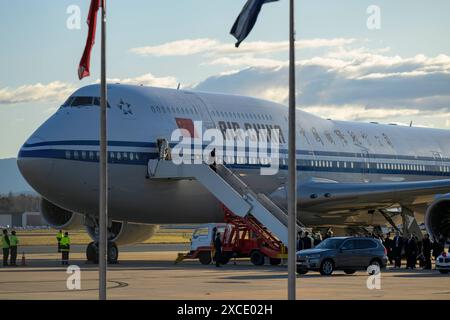 Canberra, Australien. Juni 2024. Der chinesische Premier Li Qiang sah, wie er aus dem Flugzeug runterging. Hunderte chinesische Patrioten begrüßten den chinesischen Ministerpräsidenten Li Qiang während seines Besuchs in Canberra. Li Qiang, der zweithöchste Beamte Chinas, ist der erste chinesische Premierminister, der Australien seit sieben Jahren besucht. Quelle: SOPA Images Limited/Alamy Live News Stockfoto