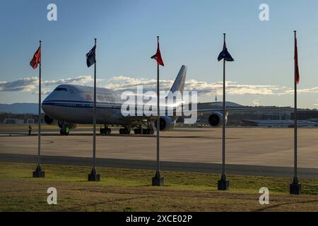 Canberra, Australien. Juni 2024. Das Flugzeug des chinesischen Ministerpräsidenten Li Qiang ist auf einem Militärflughafen angekommen. Hunderte chinesische Patrioten begrüßten den chinesischen Ministerpräsidenten Li Qiang während seines Besuchs in Canberra. Li Qiang, der zweithöchste Beamte Chinas, ist der erste chinesische Premierminister, der Australien seit sieben Jahren besucht. Quelle: SOPA Images Limited/Alamy Live News Stockfoto