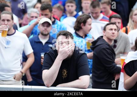 Fans im 4theFans Greenwich Fan Park in London sehen sich das Spiel der UEFA Euro 2024 Gruppe C zwischen Serbien und England an. Bilddatum: Sonntag, 16. Juni 2024. Stockfoto