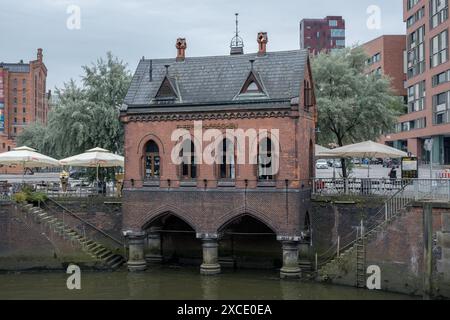 Blick auf das Fleetschlösschen in Hamburgs Innenstadt. Die Gebäude sind Teil des alten Speicherstadt-Ensembles. Stockfoto