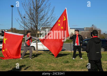 Canberra, Australien. Juni 2024. Chinesische Patrioten, die chinesische Nationalflaggen halten, warten auf die Ankunft des chinesischen Ministerpräsidenten Li Qiang in Canberra. Hunderte chinesische Patrioten begrüßten den chinesischen Ministerpräsidenten Li Qiang während seines Besuchs in Canberra. Li Qiang, der zweithöchste Beamte Chinas, ist der erste chinesische Premierminister, der Australien seit sieben Jahren besucht. (Foto: George Chan/SOPA Images/SIPA USA) Credit: SIPA USA/Alamy Live News Stockfoto