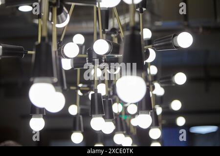 Industrielle Hängelampen sorgen für helle Beleuchtung und stilvolle Einrichtung in moderne Innenräume Stockfoto