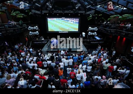 Fans im 4theFans Greenwich Fan Park in London sehen sich das Spiel der UEFA Euro 2024 Gruppe C zwischen Serbien und England an. Bilddatum: Sonntag, 16. Juni 2024. Stockfoto