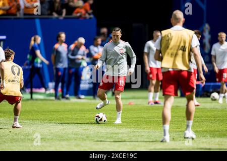 Hamburg, Deutschland. Juni 2024. Der polnische Piotr Zielinski (10) wärmt sich vor dem Spiel der UEFA Euro 2024 in der Gruppe D zwischen Polen und den Niederlanden im Volksparkstadion in Hamburg auf. Stockfoto