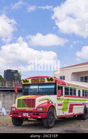 Juilgalpa, Nicaragua - 13. März 2024: Farbenfroher amerikanischer Schulbus in der Hauptstadt Juilgalpa, Abteilung Chontales von Nicaragua Stockfoto