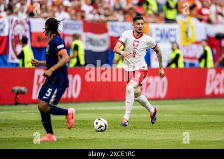 Hamburg, Deutschland. Juni 2024. Jakub Moder (8) aus Polen war beim Spiel der UEFA Euro 2024 in der Gruppe D zwischen Polen und den Niederlanden im Volksparkstadion in Hamburg zu sehen. Quelle: Gonzales Photo/Alamy Live News Stockfoto