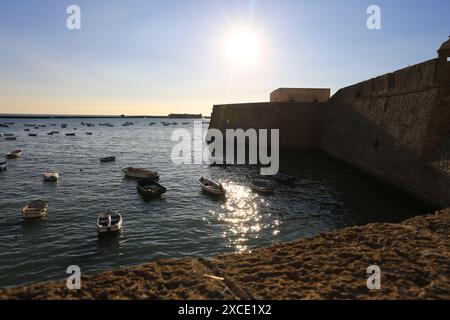 Cadiz, Andalusien, Spanien - 23. Oktober 2023: Boote liegen am Strand La Caleta in Cadiz, Spanien Stockfoto