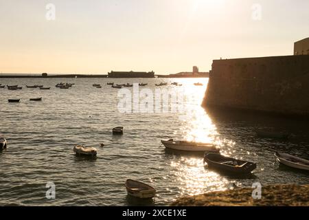 Cadiz, Andalusien, Spanien - 23. Oktober 2023: Boote liegen am Strand La Caleta in Cadiz, Spanien Stockfoto