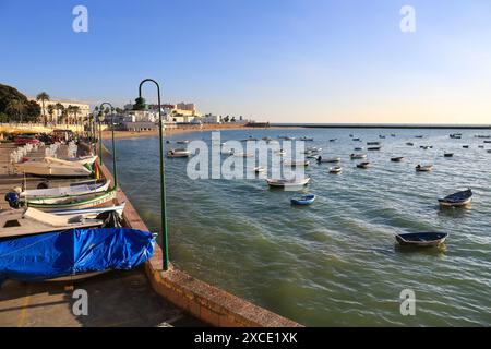 Cadiz, Andalusien, Spanien - 23. Oktober 2023: Boote liegen am Strand La Caleta in Cadiz, Spanien Stockfoto