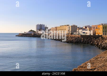 Cadiz, Andalusien, Spanien - 23. Oktober 2023: Strand La Caleta in Cadiz, Spanien Stockfoto