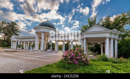 Kolonnade (Kolonada auf Tschechisch) der kalten Mineralquellen Caroline und Rudolf - Zentrum der berühmten kleinen westböhmischen Kurstadt Marianske Lazne Stockfoto