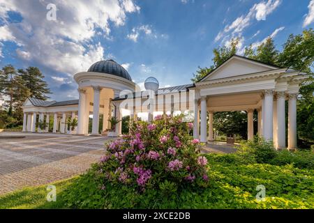 Kolonnade (Kolonada auf Tschechisch) der kalten Mineralquellen Caroline und Rudolf - Zentrum der berühmten kleinen westböhmischen Kurstadt Marianske Lazne Stockfoto