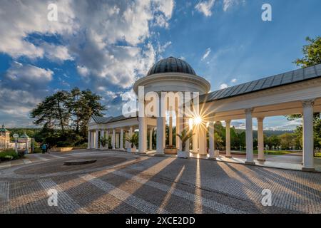 Kolonnade (Kolonada auf Tschechisch) der kalten Mineralquellen Caroline und Rudolf - Zentrum der berühmten kleinen westböhmischen Kurstadt Marianske Lazne Stockfoto