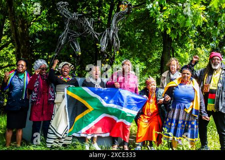 London, Großbritannien. Juni 2024. Südafrikaner treffen sich am Hector Pieterson Memorial im Max Roach Park in Brixton. Südafrikaner in London gedenken an den Soweto-Aufstand, ein zentrales Ereignis in der Geschichte des Landes, das am 16. Juni 1976 begann. Quelle: SOPA Images Limited/Alamy Live News Stockfoto