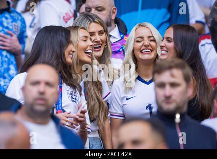 Gelsenkirchen, Deutschland. Juni 2024. Ellie Alderson Partnerin von Ollie Watkins (eng) und Lewis Capaldi Ehefrau von Dean Henderson (eng) Aine May Kennedy Partnerin von Conor Gallagher (eng) Megan Davison Ehefrau von Jordan Pickford (eng) England - Serbien England - Serbien 15.06.2024 Credit: Moritz Muller/Alamy Live News Stockfoto