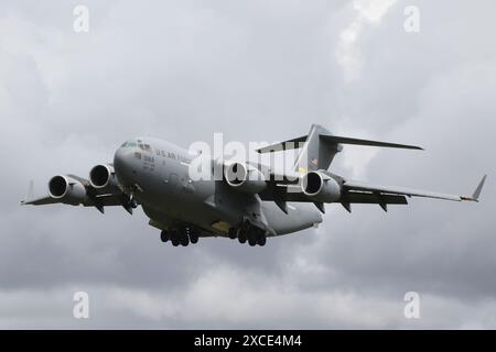 99–0169, eine Boeing C-17A Globemaster III, die gemeinsam von den 437th und 315th Airlift Wings der United States Air Force (USAF) betrieben wird, traf bei der RAF Fairford in Gloucestershire ein, England, um an der Royal International Air Tattoo 2023 (RIAT23) teilzunehmen. Stockfoto