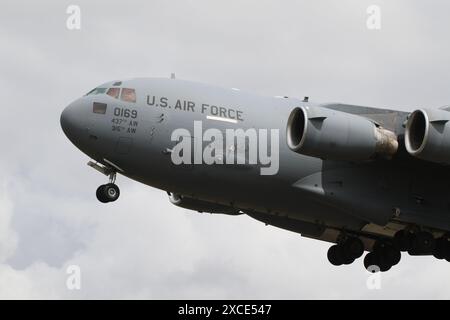 99–0169, eine Boeing C-17A Globemaster III, die gemeinsam von den 437th und 315th Airlift Wings der United States Air Force (USAF) betrieben wird, traf bei der RAF Fairford in Gloucestershire ein, England, um an der Royal International Air Tattoo 2023 (RIAT23) teilzunehmen. Stockfoto