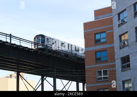 15.03.2022, New York, New York City U-Bahn-System, das auf erhöhten Gleisen durch die Stadt fährt. Erfasst das legendäre städtische Verkehrssystem, das de Stockfoto