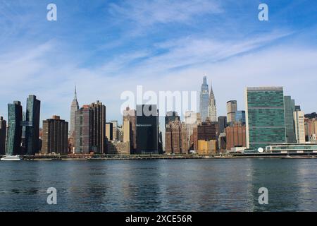 15.03.2022, New York, Manhattan Skyline vom East River aus, mit dem berühmten Chrysler Building und dem Empire State Building. New York City Stockfoto