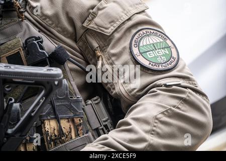 Eurosatory 2024 Rüstungsmesse Paris Frankreich Pressetag der französischen Spezialeinheit GIGN Groupe d Intervention de la Gendarmerie nationale Polizeieinheit vergleichbar mit der deutschen GSG 9 Polizeihund der GIGN während der Demonstration der FähigkeitenEurosatory 2024 Rüstungsmesse Paris Frankreich Pressetag Präsentation der französischen Spezialeinheit GIGN Groupe d Intervention de la gendarmerie nationale Polizeieinheit vergleichbar mit der deutschen GSG 9 , Villepinte seine-Saint-Denis 93 France Parc des Expositions Paris Nord *** Eurosatory 2024 A Stockfoto