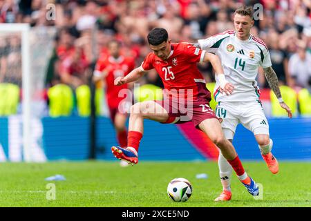 Köln, Deutschland. Juni 2024. KÖLN, DEUTSCHLAND - 15. JUNI: Mohamed Zeki Amdouni aus der Schweiz kämpft am 15. Juni 2024 im Kölner Stadion in Köln gegen Bendeguz Bolla aus Ungarn beim Spiel der Gruppe A - UEFA EURO 2024. (Foto: Joris Verwijst/BSR Agency) Credit: BSR Agency/Alamy Live News Stockfoto