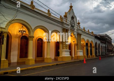 Arkadenkolonnade am zentralen Platz, Granada, Nicaragua Stockfoto