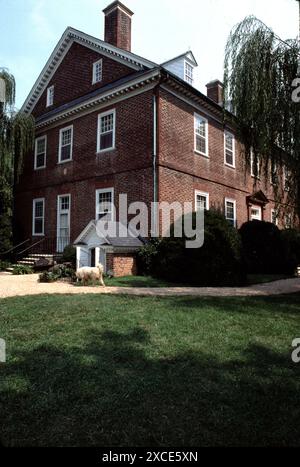 Charles City, VA. USA. 9/1993. Berkeley Plantation. Erbaut um 1726. Benjamin Harrison IV. Errichtete 1726 auf einem Hügel mit Blick auf den James River ein zweistöckiges Ziegelhaus im georgianischen Stil. Berkeley Plantation, eine der ersten Plantagen in Amerika, umfasst etwa 1.000 Acres (400 ha) am Ufer des James River an der State Route 5 im Charles City County, Virginia. Stockfoto