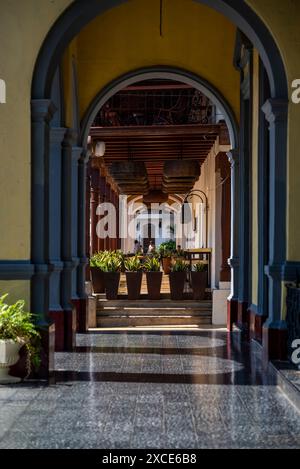 Arkadenkolonnade am zentralen Platz, Granada, Nicaragua Stockfoto