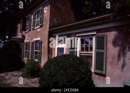 Charles City, VA. USA. 9/1993. Berkeley Plantation. Erbaut um 1726. Benjamin Harrison IV. Errichtete 1726 auf einem Hügel mit Blick auf den James River ein zweistöckiges Ziegelhaus im georgianischen Stil. Berkeley Plantation, eine der ersten Plantagen in Amerika, umfasst etwa 1.000 Acres (400 ha) am Ufer des James River an der State Route 5 im Charles City County, Virginia. Stockfoto