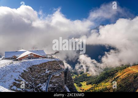 Grindelwald First, Schweiz am Klippenweg in der Herbstsaison. Stockfoto