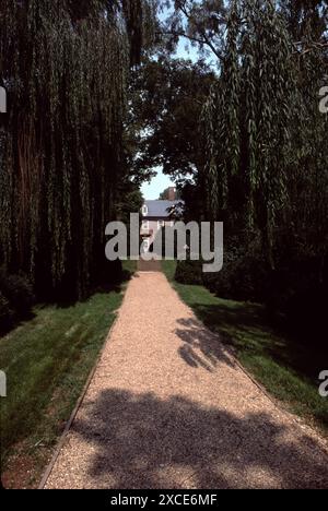 Charles City, VA. USA. 9/1993. Berkeley Plantation. Erbaut um 1726. Benjamin Harrison IV. Errichtete 1726 auf einem Hügel mit Blick auf den James River ein zweistöckiges Ziegelhaus im georgianischen Stil. Berkeley Plantation, eine der ersten Plantagen in Amerika, umfasst etwa 1.000 Acres (400 ha) am Ufer des James River an der State Route 5 im Charles City County, Virginia. Stockfoto