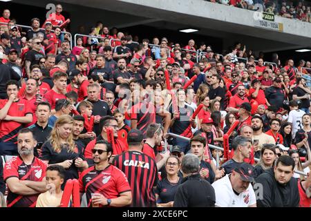 Curitiba, Parana, Brasilien. Juni 2024. CURITIBA (PR), 16.06.2024- FUSSBALL/BRASILIANISCHE MEISTERSCHAFT/ATHLETICO/FLAMENGO-Fans während eines Spiels zwischen Athletico und Flamengo, gültig für die 9. Runde der Campeonato Brasileiro Serie A, die in der Ligga Arena in der Stadt Curitiba am Nachmittag dieses Sonntag, den 16. Juni 2024, ausgetragen wird. (Kreditbild: © Edson de Souza/TheNEWS2 via ZUMA Press Wire) NUR REDAKTIONELLE VERWENDUNG! Nicht für kommerzielle ZWECKE! Stockfoto