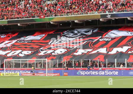 Curitiba, Parana, Brasilien. Juni 2024. CURITIBA (PR), 16.06.2024- FUSSBALL/BRASILIANISCHE MEISTERSCHAFT/ATHLETICO/FLAMENGO-Fans während eines Spiels zwischen Athletico und Flamengo, gültig für die 9. Runde der Campeonato Brasileiro Serie A, die in der Ligga Arena in der Stadt Curitiba am Nachmittag dieses Sonntag, den 16. Juni 2024, ausgetragen wird. (Kreditbild: © Edson de Souza/TheNEWS2 via ZUMA Press Wire) NUR REDAKTIONELLE VERWENDUNG! Nicht für kommerzielle ZWECKE! Stockfoto