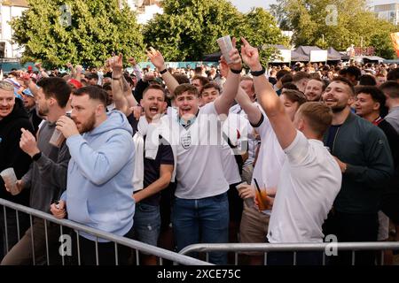 Central Park, Brighton, Großbritannien. Fans im Euro-Fan-Park, 4theFans, Central Park, Brighton im Serbien-gegen-England-Fan-Park Brighton 16. Juni 2024 Credit: David Smith/Alamy Live News Stockfoto