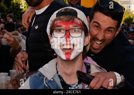 Central Park, Brighton, Großbritannien. Fans im Euro-Fan-Park, 4theFans, Central Park, Brighton im Serbien-gegen-England-Fan-Park Brighton 16. Juni 2024 Credit: David Smith/Alamy Live News Stockfoto